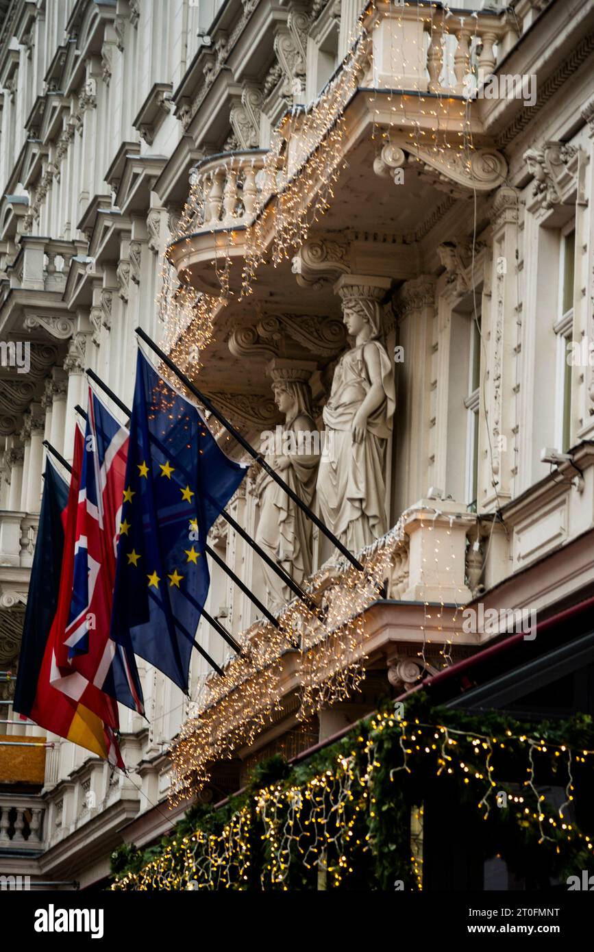Berühmt für die Sachertorte, die elegante Fassade des Hotels und Café Sacher in Wien, Österreich. Stockfoto