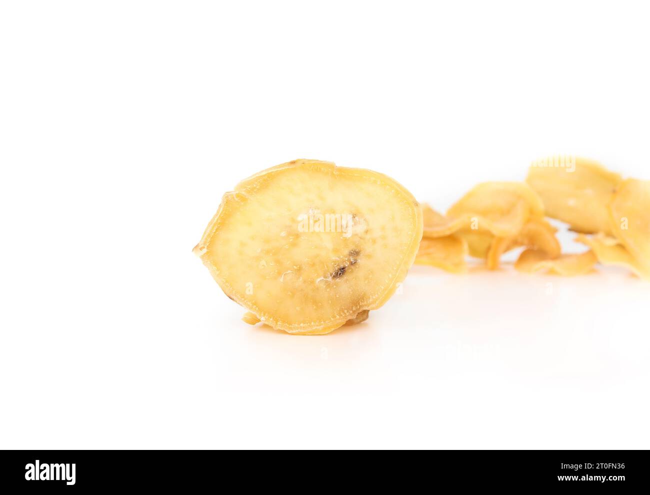 Süßkartoffelchips mit defokussiertem Haufen Chips. Langsam gebackene oder dehydrierte Gemüsescheiben. Snacks oder Leckereien für Hunde. Gesunde Chips mit hohem Fasergehalt und vit Stockfoto