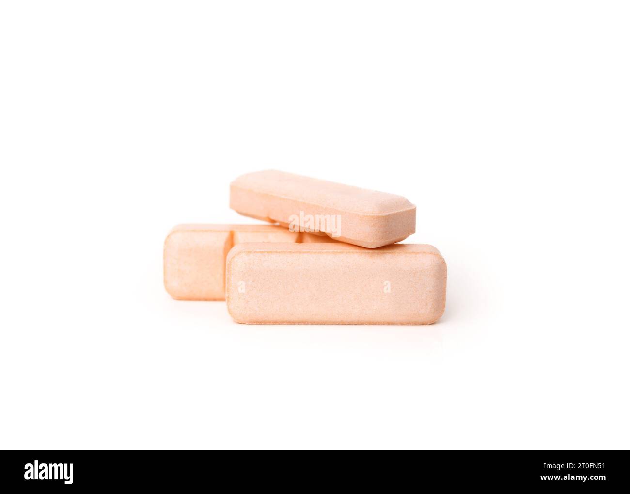 Isolierter Stapel von Stapeln. Mehrere rechteckige rosafarbene Tabletten. Verschreibungspflichtige Arzneimittel gegen Katzen- oder Hundefest. Hintergrund von Medikamenten, Nahrungsergänzungsmitteln oder Schmerzmitteln. Wh Stockfoto