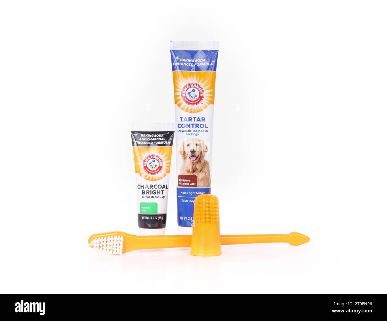 Hundezahnbürste mit Zahnpasta Set von Arm and Hammer. Enzymatische und Holzkohlezahnpasta. Beidseitige Zahnbürste und Fingerbürste. Selektiver Fokus. Isol Stockfoto