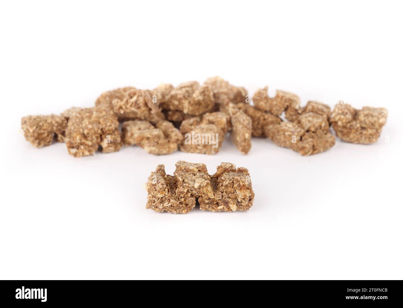 Getrocknete Fischstücke für Hunde und Katzen als Snack, Leckerei oder Belohnung. Haufen getrockneter, flockiger Fischstücke zum Aufbrechen. Gesunde Hund Snack oder Gesundheit Ergänzung r Stockfoto