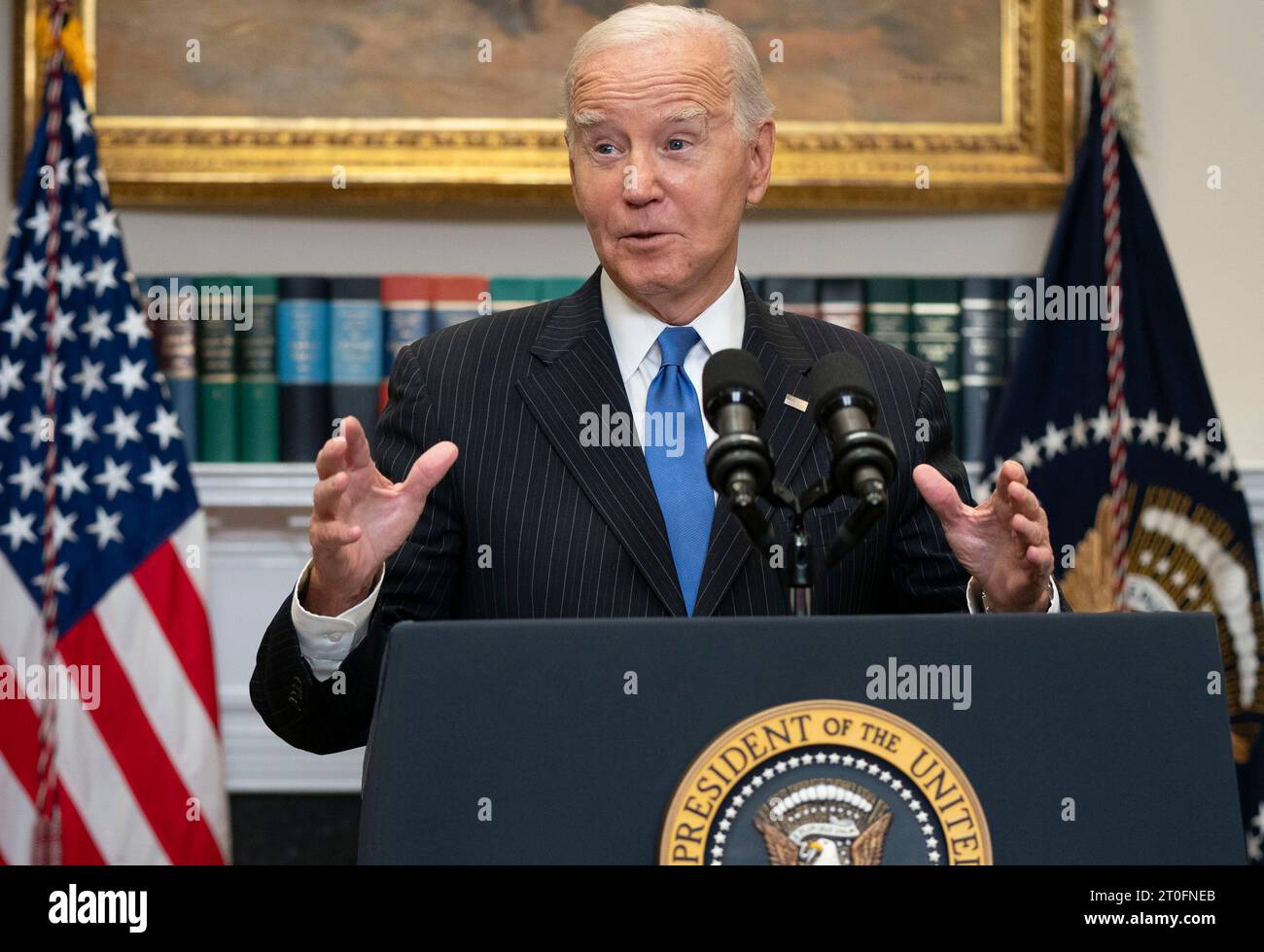 US-Präsident Joe Biden hält am Freitag, den 6. Oktober 2023, im Roosevelt Room im Weißen Haus in Washington, DC, eine Rede zum September Job Report und zum National Manufacturing Day. Nach neuen Daten des US-Arbeitsministeriums, die heute veröffentlicht wurden, hat die US-Wirtschaft im September 336.000 neue Arbeitsplätze geschaffen und die Arbeitslosenquote blieb sogar bei 3,8 Prozent. Kredit: Leigh Vogel/Pool über CNP Stockfoto