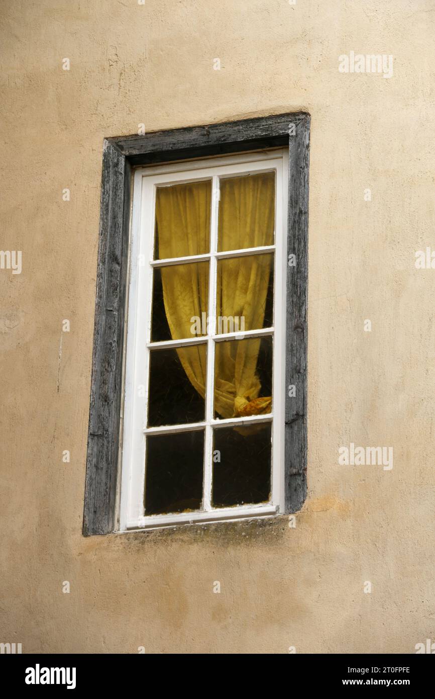 Farbenfrohe Fensterläden und Holzrahmen in Occitanie, Frankreich Stockfoto