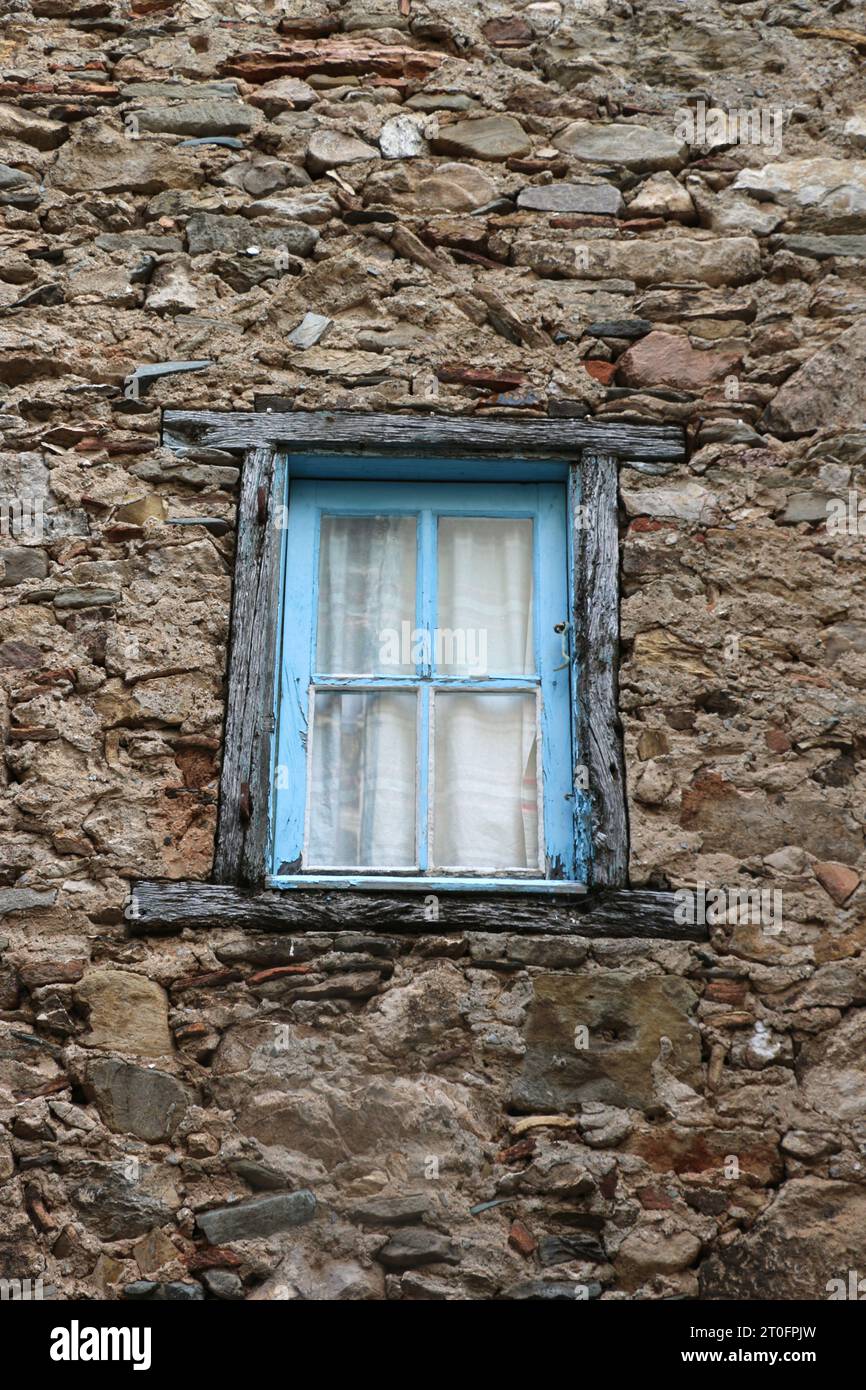 Ruhiger Charme: Blauer Holzfensterrahmen in Occitanie, Frankreich Stockfoto