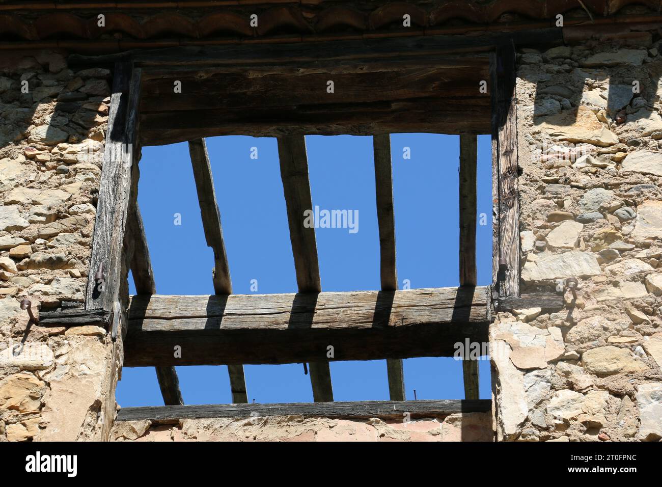 Echo of the Past: Ein verlassenes altes Steinhaus in Occitanie, Frankreich, ohne Windows Stockfoto