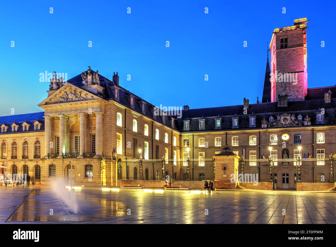 Palast der Herzöge und der Burgunder bei Nacht in Dijon, Frankreich, herrlich dominierender Place de la Liberation. Stockfoto