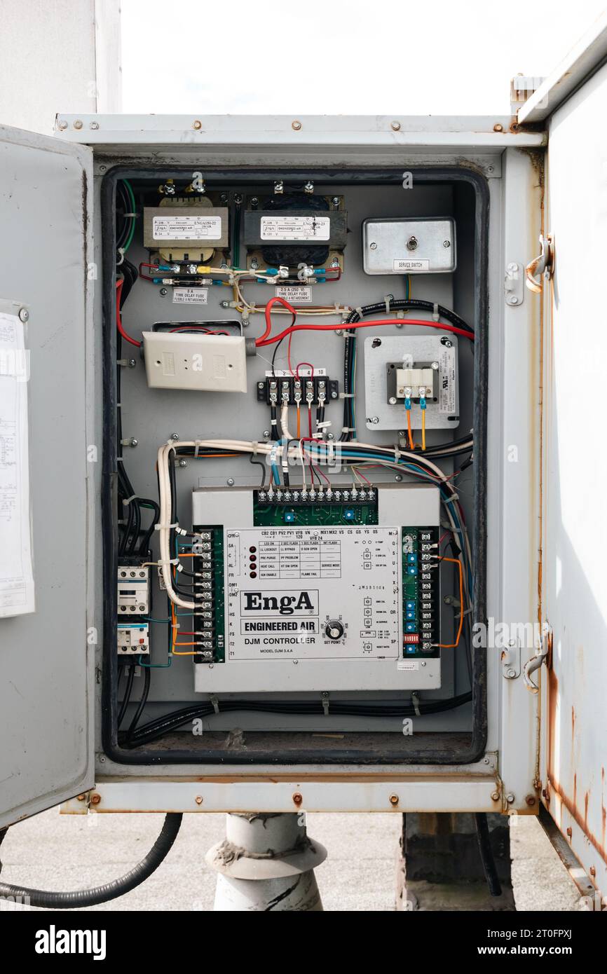 ENGA-DJM-Controller für Druckluftanwendungen. Heizungs-/Lüftungs-/Lüftungs-/Lüftungs-Schaltschrank auf dem Dach eines Wohn- oder Geschäftsgebäudes. Sel Stockfoto