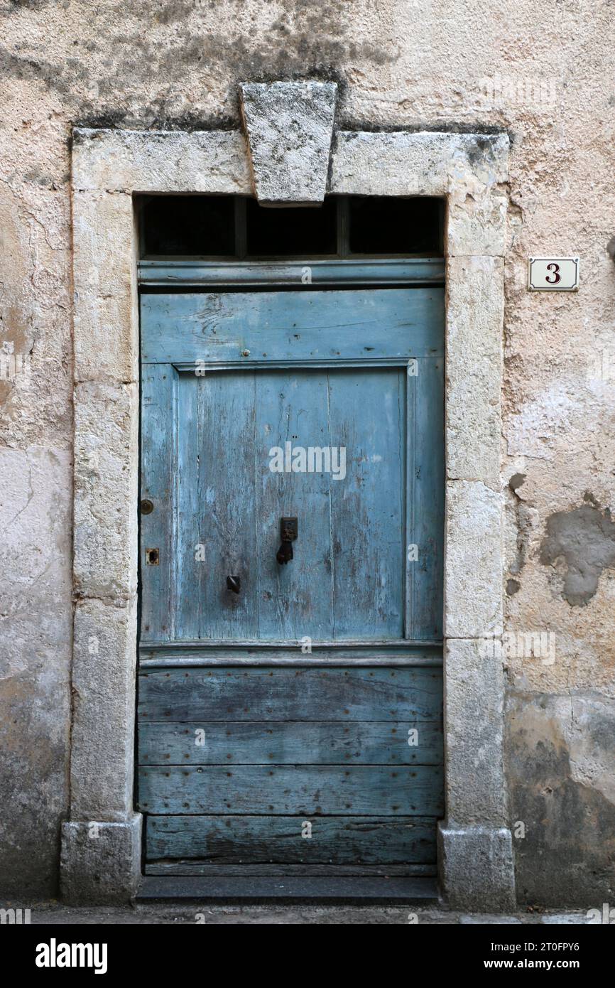 Blaue Holztür im Vintage-Stil in Occitanie, Region von Frankreich Stockfoto