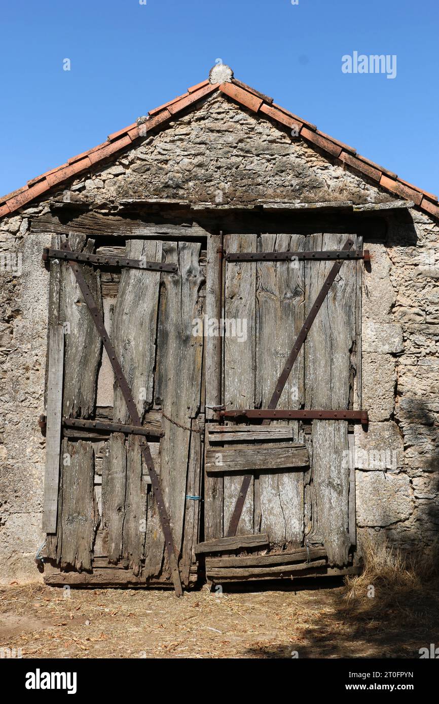 Verlassenes Haus mit Holztür in einem Dorf in Occitanie, Frankreich Stockfoto