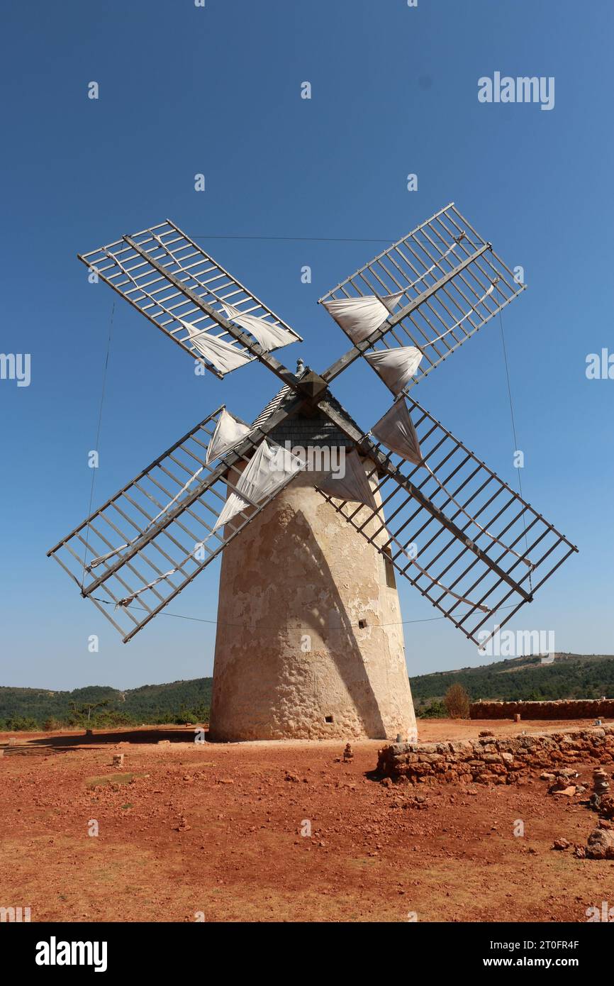 Die alte weiße Windmühle auf dem Hügel über dem mittelalterlichen Dorf Frankreich Stockfoto
