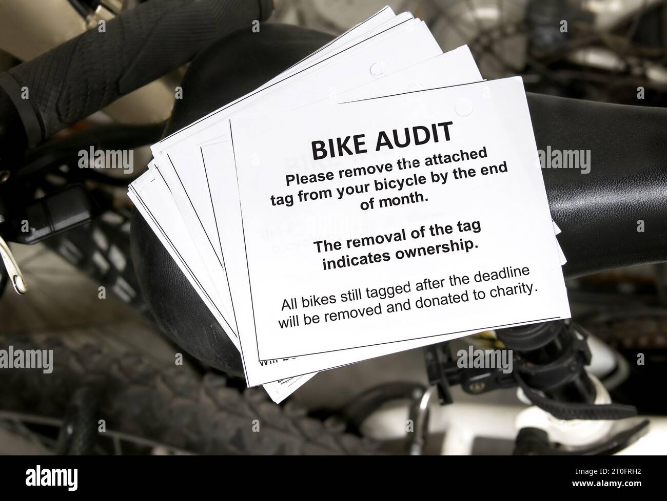 Viele Prüfmarken für Fahrräder mit defokussiertem Fahrradraum im Schichtengebäude. Prüfmarke für Fahrradausrüstung mit detaillierten Anweisungen. Verwendet, um Unclai zu finden Stockfoto