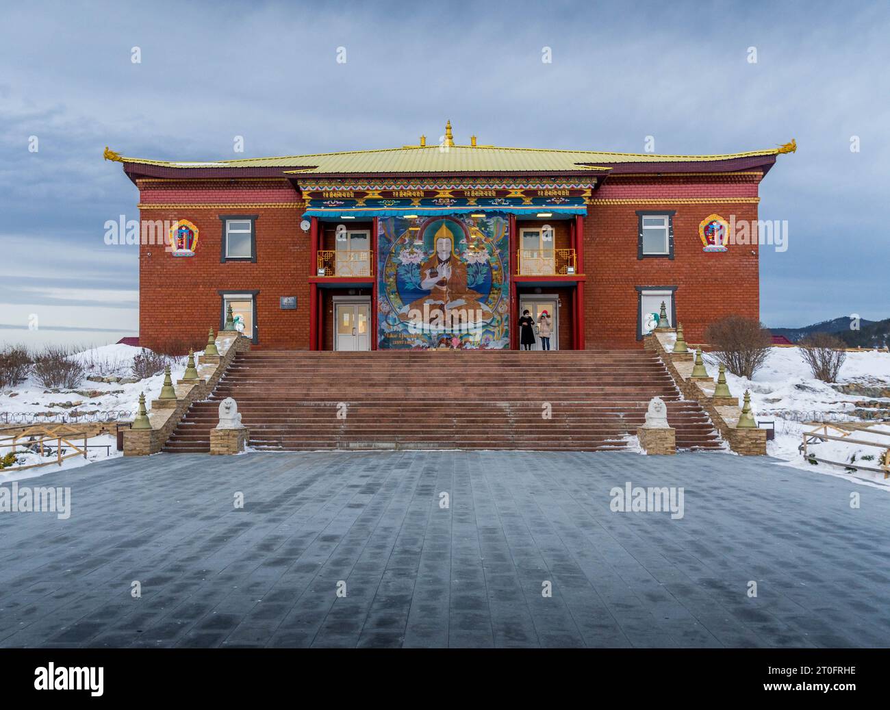 Ulan-Ude, Russland - 15. Dezember 2021: Haupteingang zum buddhistischen Tempel von Rinpoche Bagsha während des schneebedeckten Winters in Ulan-Ude, Burjatien Stockfoto