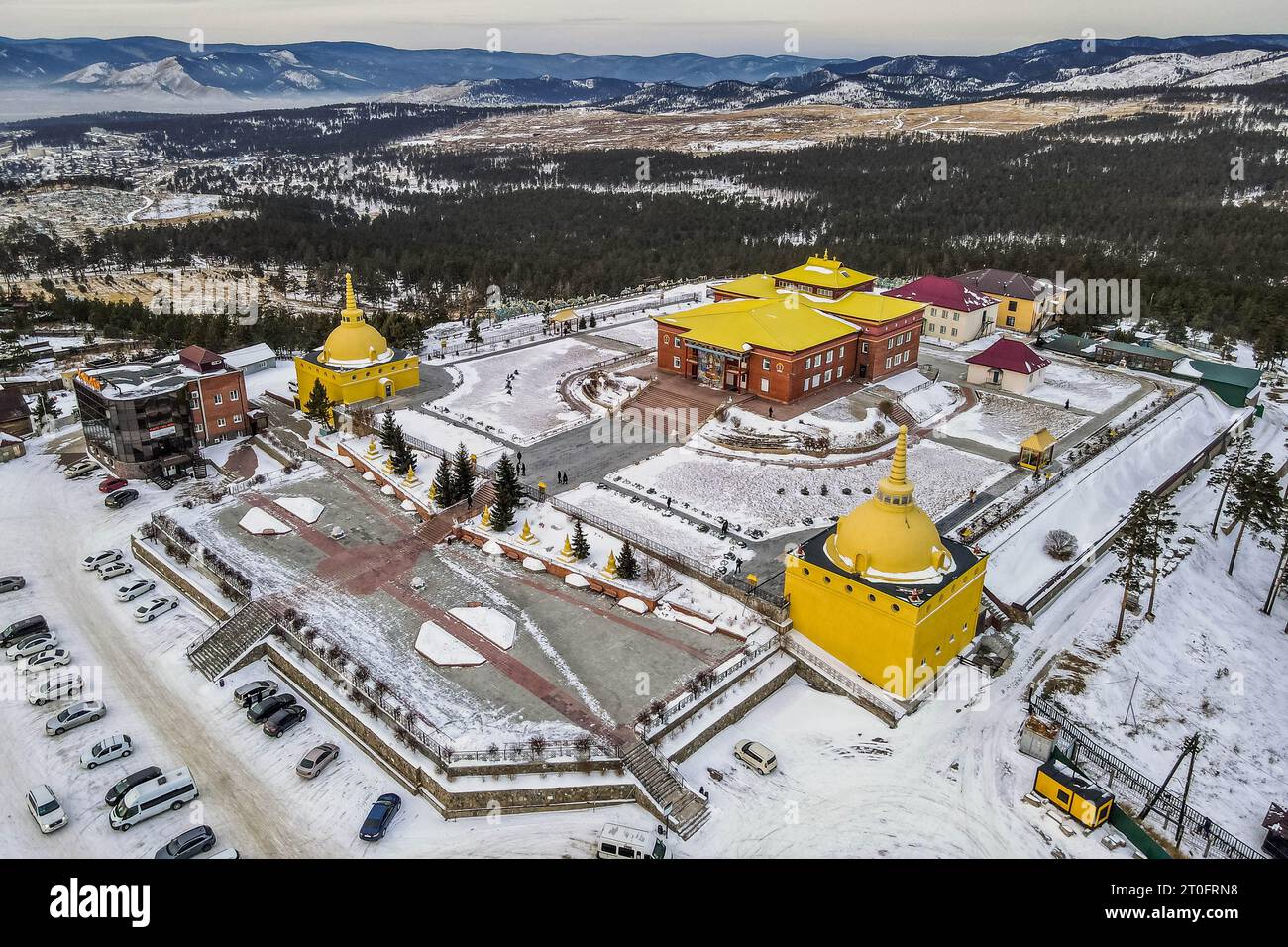 Das Luftbild des buddhistischen Tempels von Rinpoche Bagsha während des Winteruntergangs über der sibirischen Stadt Ulan-Ude, Burtyatiya, Russland. Stockfoto