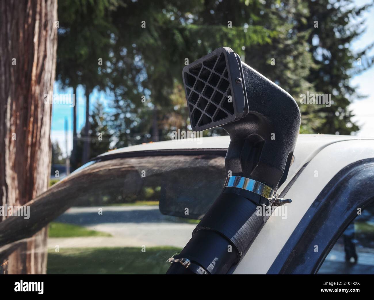 Schnorcheln Sie im Fahrzeug auf einem Lastwagen vor einer unscharfen Wohngegend. Wird auf Geländefahrzeugen oder SUV verwendet Reduziert Staub und Mikroplastik im Motor. Stockfoto