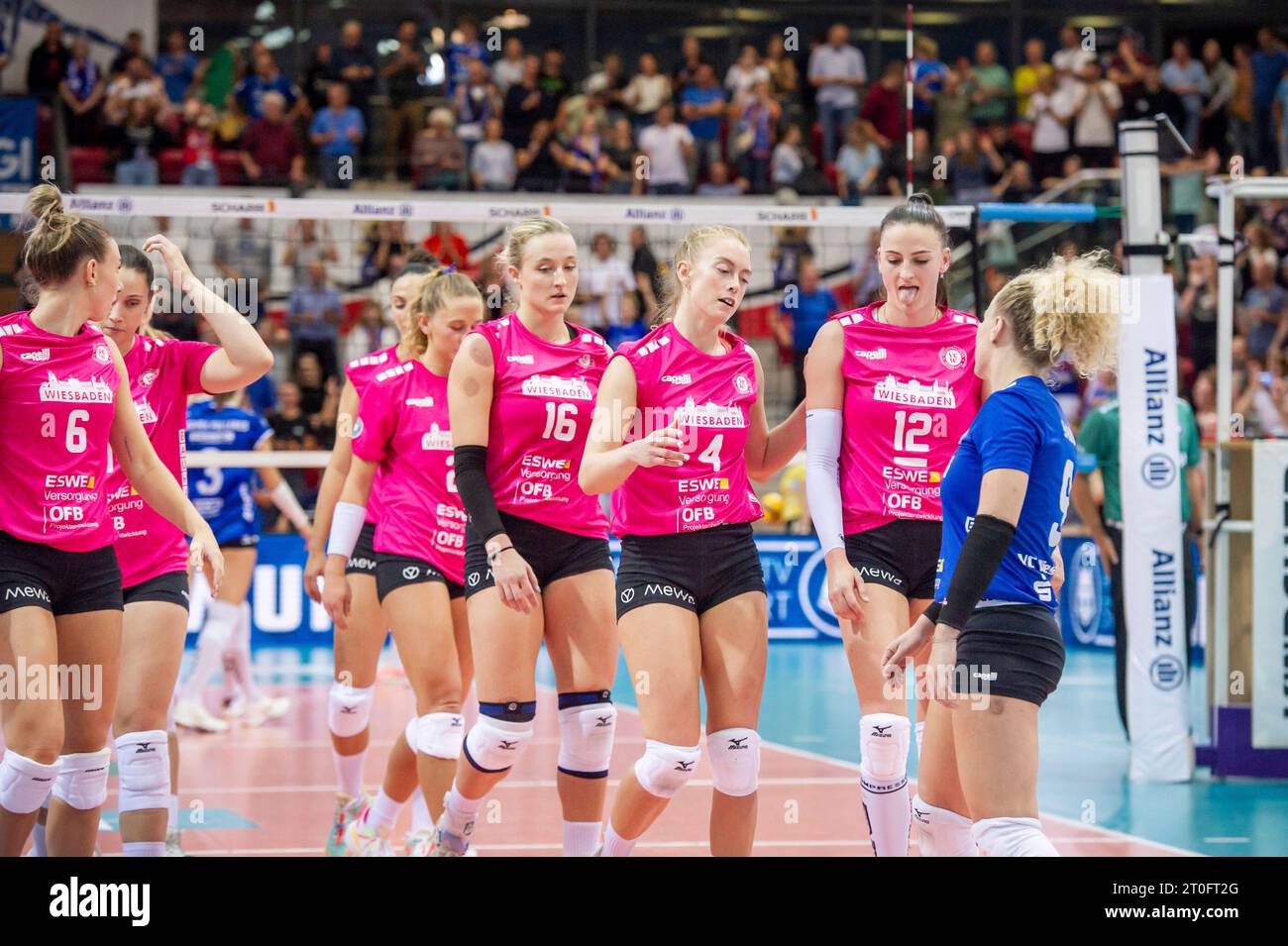 Stuttgart, Deutschland. Oktober 2023. Rene Sain (VC Wiesbaden, #09), Nina Herelova (VC Wiesbaden, #12), Tanja Grosser (VC Wiesbaden, #04), Izabella Rapacz (VC Wiesbaden, #16), Jaidyn Blanchfield (VC Wiesbaden, #02) und #06 wsb, vr. - Enttaeuscht nach knapper Niederlage in Stuttgart Allianz MTV Stuttgart - VC Wiesbaden, Sport, Volleyball, Bundesliga, Frauen, VBL, Saison 2023/24, Spiel 1, 06.10.2023, Stuttgart (SCHARRena), DEU Foto: Eibner/Sandy Dinkelacker Credit: dpa/Alamy Live News Stockfoto