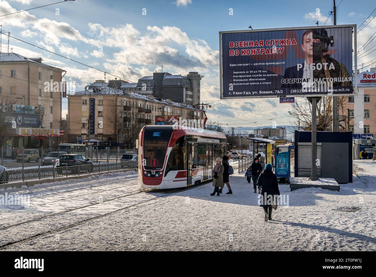 Die Werbung für den Militärdienst auf der Plakatwand auf den Straßen der russischen Stadt Ulan-Ude in Burjatiya während der Winte Stockfoto