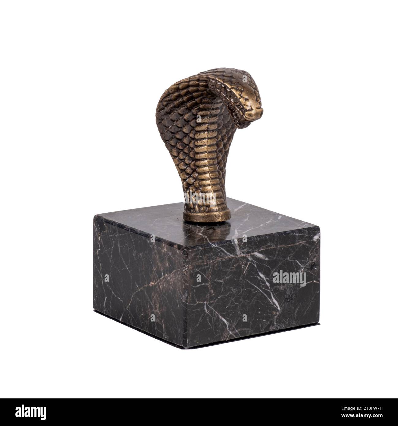 Metall Kobra Schlangenkopf Figur auf schwarzem Marmor Luxus dekoratives Objekt isoliert auf weißem Hintergrund Stockfoto
