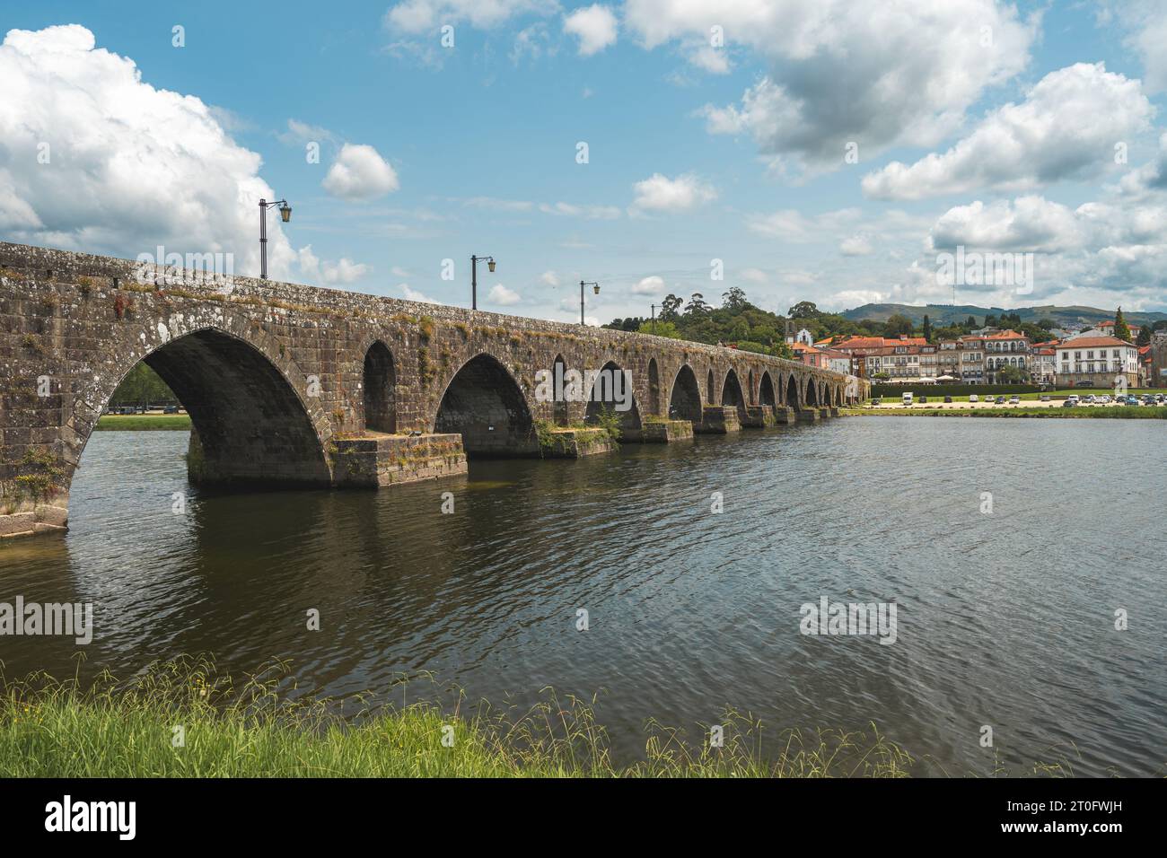 Die römische Brücke bei Ponte de Lima, Portugal. Juli 2023. Stockfoto