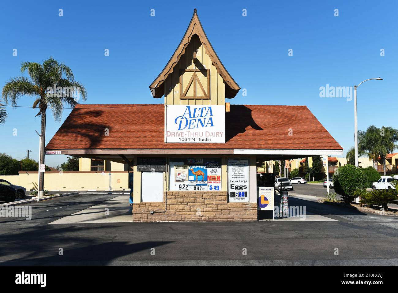 ORANGE, KALIFORNIEN - 4. OCT 2023: Alta Dena Drive-Thru Dairy in der Tustin Street in der Stadt Orange. Stockfoto