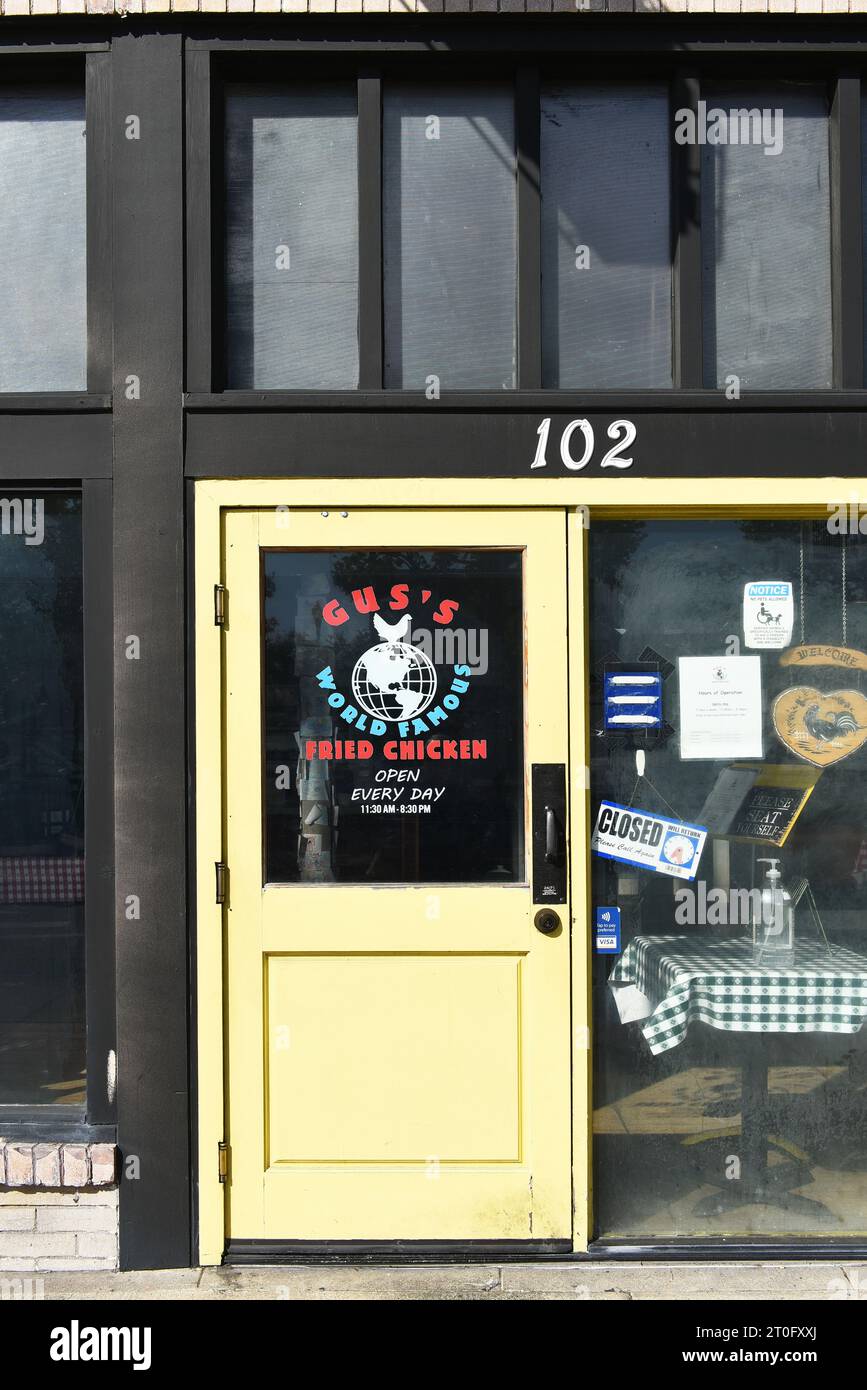 SANTA ANA, KALIFORNIEN - 2. OCT 2023: Gus's World Famous Fried Chicken in Downtown Santa Ana. Stockfoto