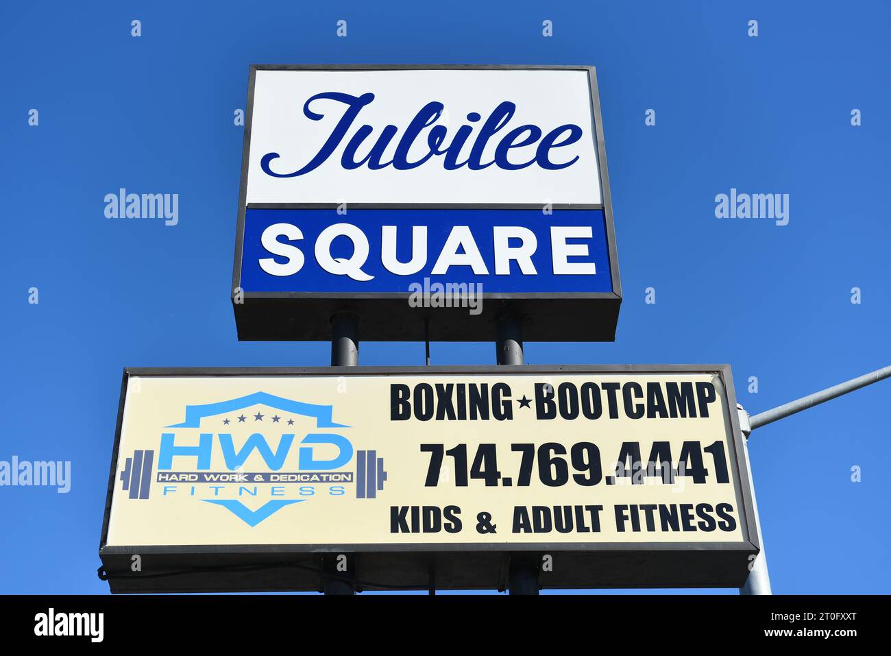 ORANGE, KALIFORNIEN - 4. OCT 2023: Schild zum Jubilee Square am Strip Mall in der Tustin Street. Stockfoto