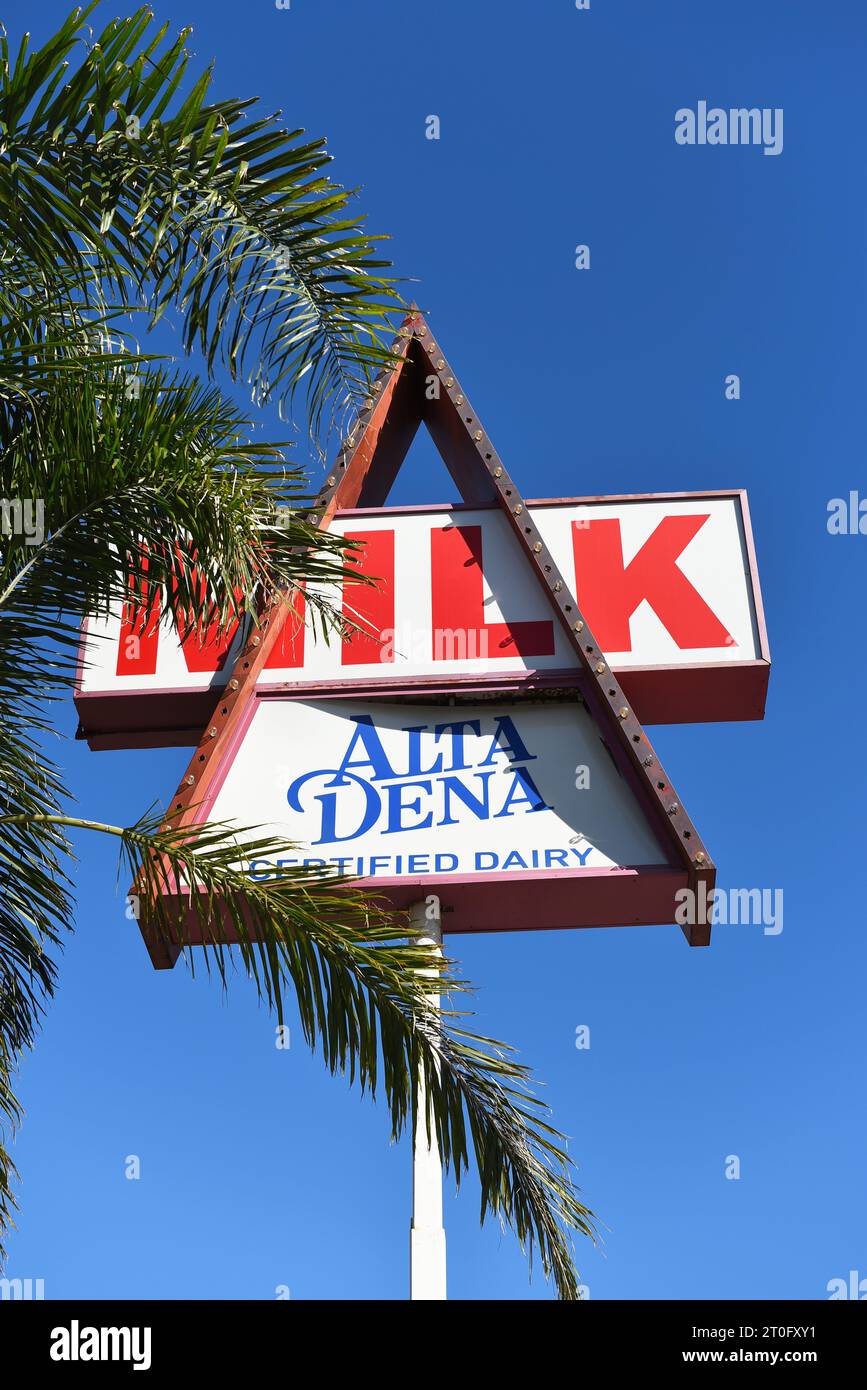 ORANGE, KALIFORNIEN - 4. OCT 2023: Schild am Alta Dena Drive-Thru Dairy in der Tustin Street in der Stadt Orange. Stockfoto