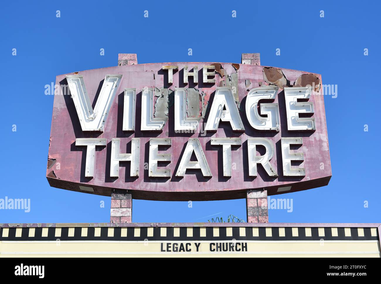 ORANGE, KALIFORNIEN - 4. OKT 2023: Das Village Theatre Schild in der Tustin Street, heute die Legacy Church. Stockfoto