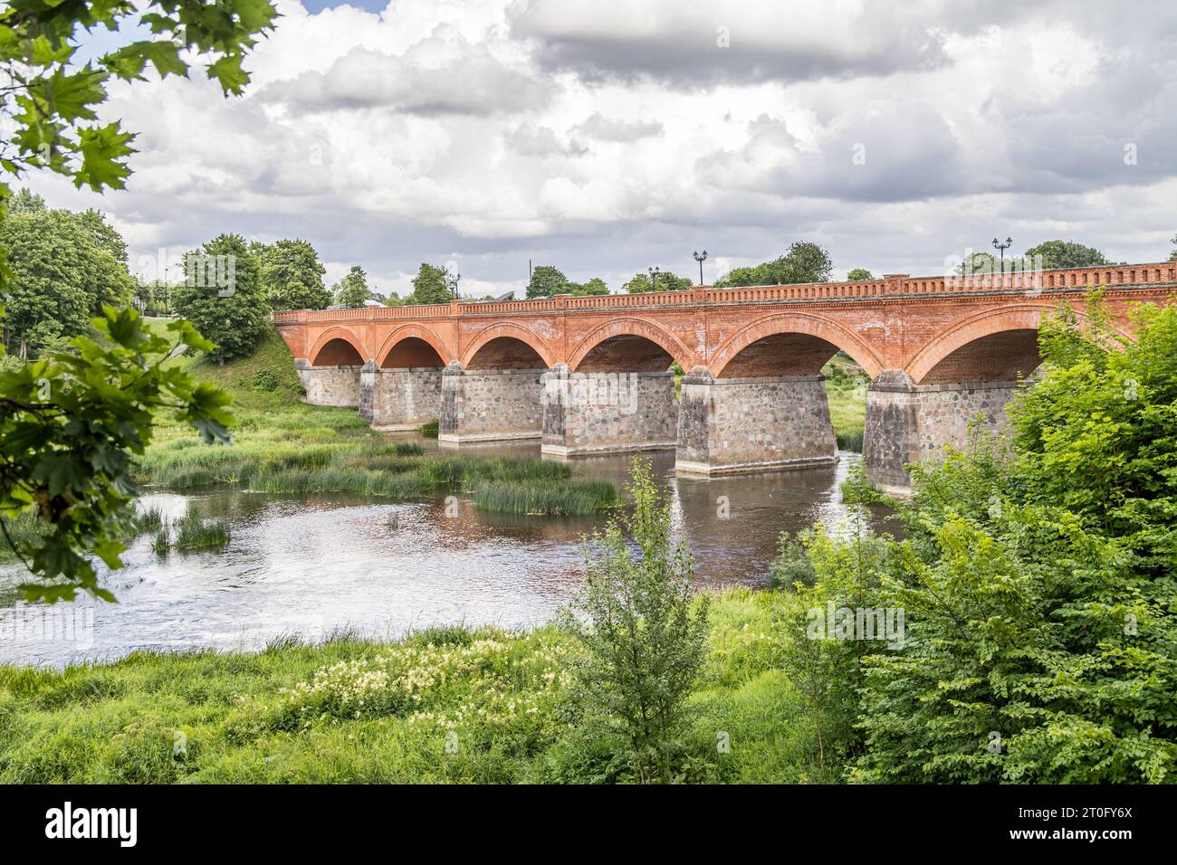 Die alte Ziegelbrücke Kuldigas über die Venta wurde 1874 erbaut und ist die längste Brücke dieser Art von Straßenbrücke in Europa. In der Nähe ist die Wid Stockfoto