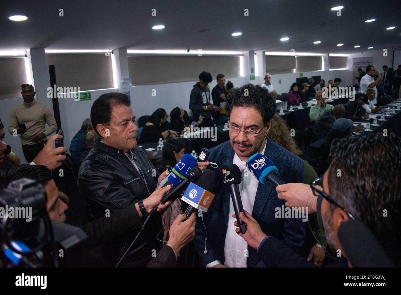 Bogota, Kolumbien. Oktober 2023. Ivan Cepeda, Verhandlungsführer der kolumbianischen Regierung, spricht während eines Treffens, das Teil der Friedensgespräche mit der Regierung im Friedensprozess ist, am 6. Oktober 2023 in Bogota, Kolumbien, mit den Medien. Foto: Daniel Romero/Long Visual Press Credit: Long Visual Press/Alamy Live News Stockfoto