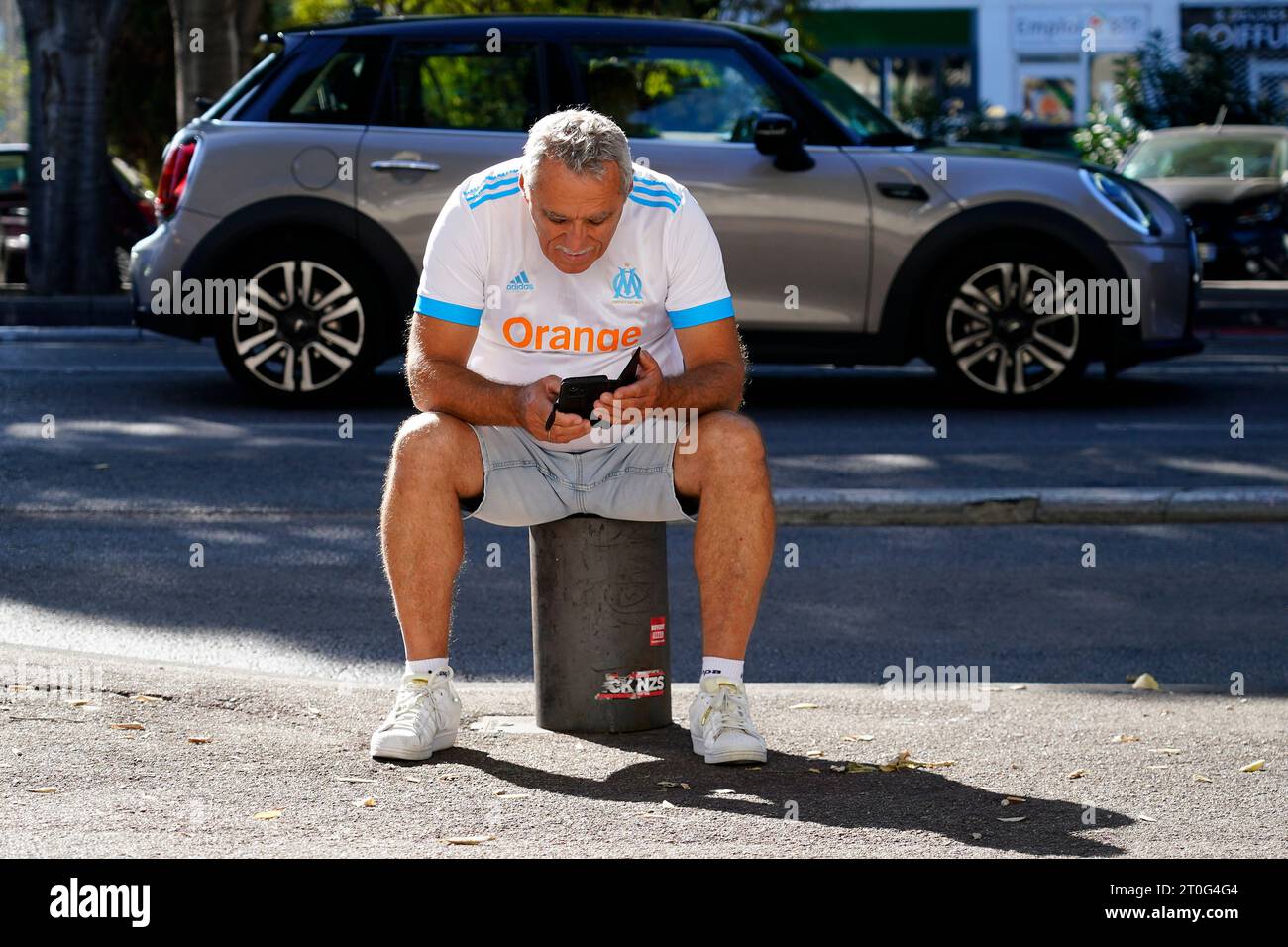 Marseille, Marseille. Oktober 2023. Leonardo Balerdi von Olympique Marseille Fan wartet auf das Spiel während des Spiels der UEFA Europa League zwischen Olympique Marseille und Brighton Hove Albion, Gruppe B, Datum 2, spielte am 5. Oktober 2023 im Stade Velodrome in Marseille. (Foto: Bagu Blanco/PRESSINPHOTO) Credit: PRESSINPHOTO SPORTS AGENCY/Alamy Live News Stockfoto