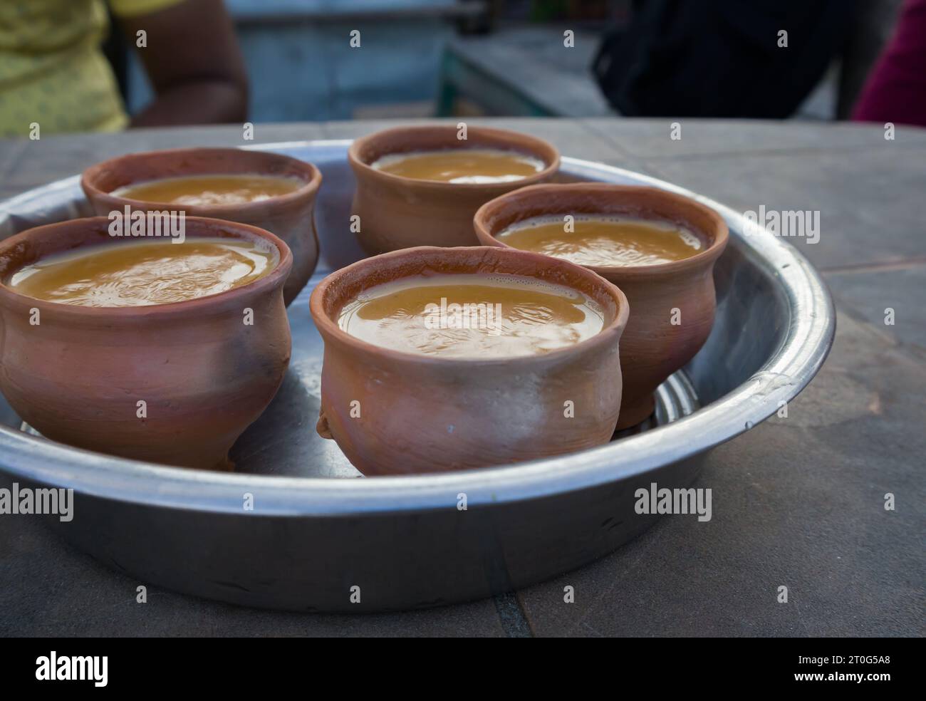 Heißer Tee, serviert in Tontöpfen oder Bhar zum Verzehr im Winter. Traditionelle Art, dieses beliebte Getränk als Teil der lokalen Kultur des Landes zu trinken Stockfoto