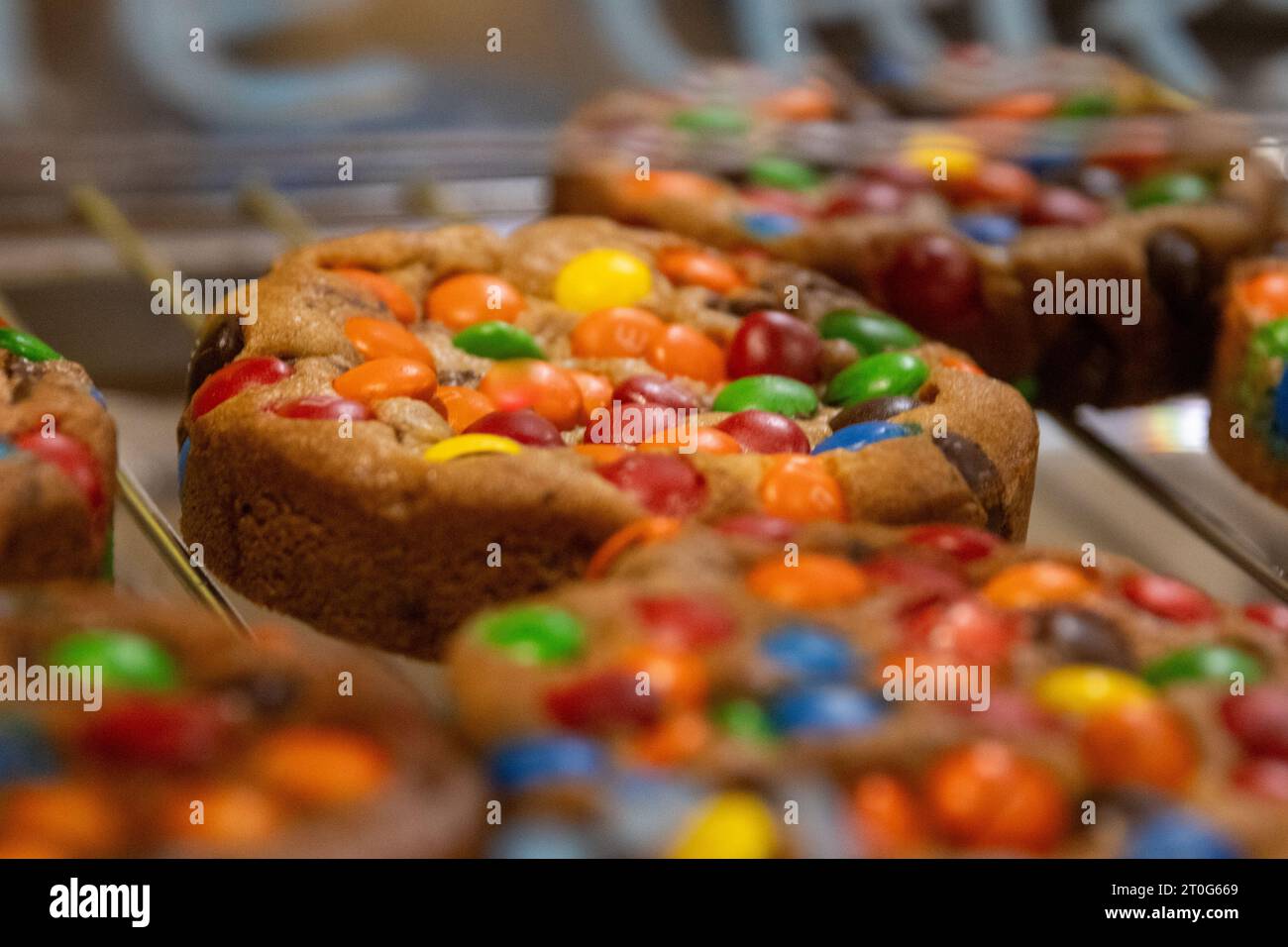 Regenbogenbonbons als Keks, der frisch gebacken wird Stockfoto