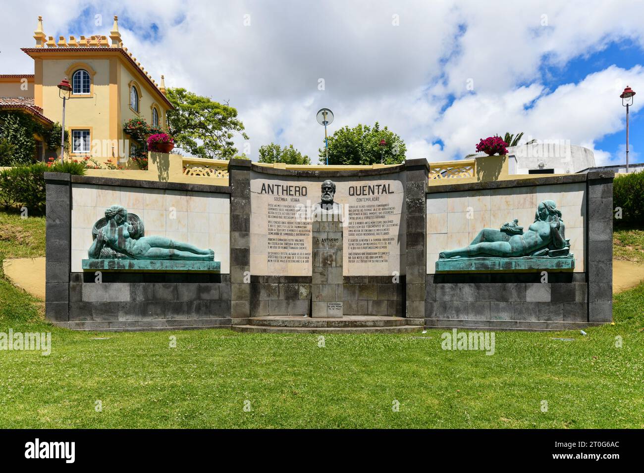 Ponta Delgada, Sao Miguel, Azoren, Portugal - 3. Juli 2022: Denkmal für Antero de Quental, berühmter portugiesischer Dichter, Philosoph und Schriftsteller aus dem 19. Jahrhundert Stockfoto