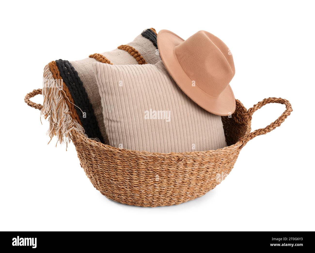 Korb aus Korb mit Kissen und Hut isoliert auf weißem Hintergrund Stockfoto