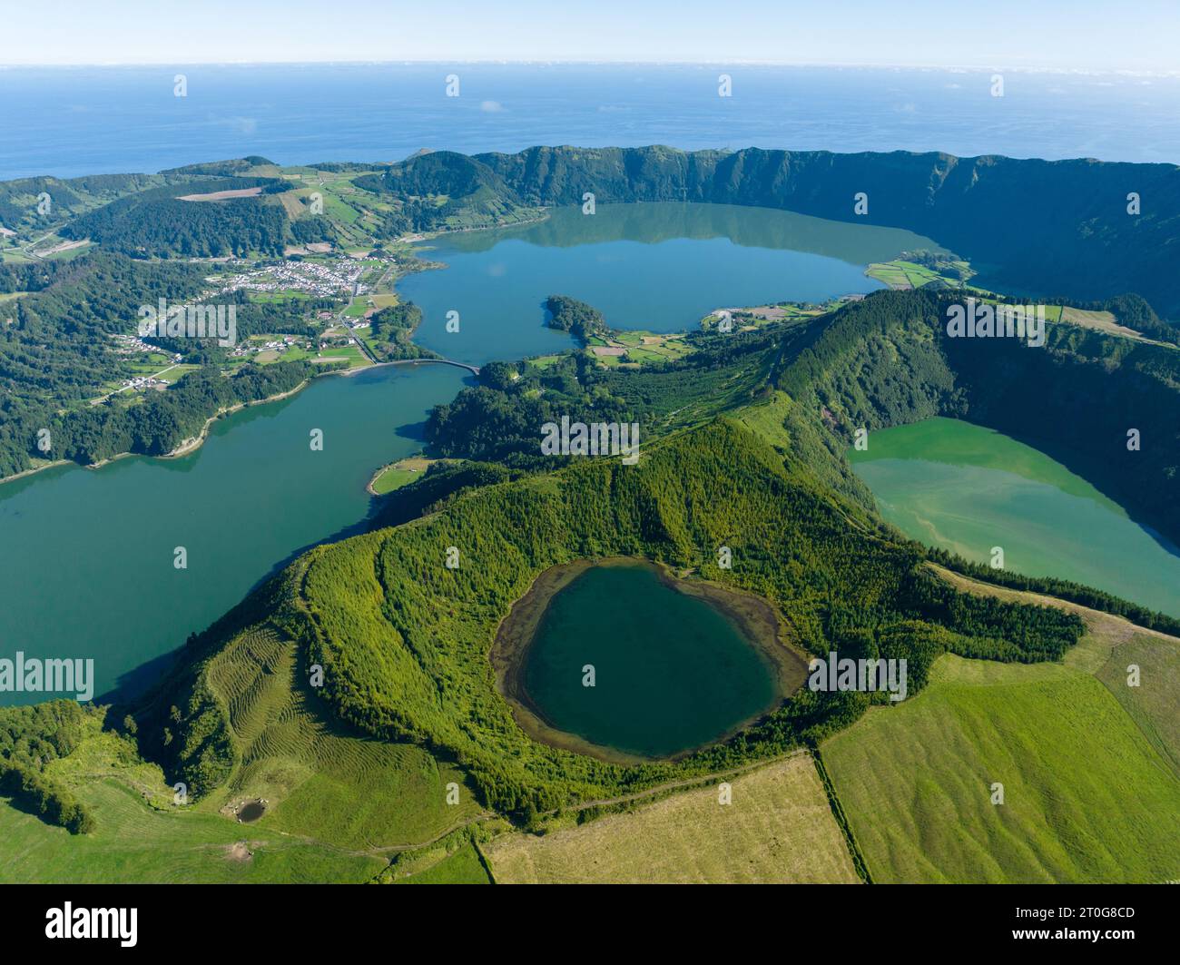 Der Blick vom Miradouro da Vista do Rei Aussichtspunkt über die Seen von Sete Cidades auf der Insel Sao Miguel auf den Azoren, Portugal Stockfoto
