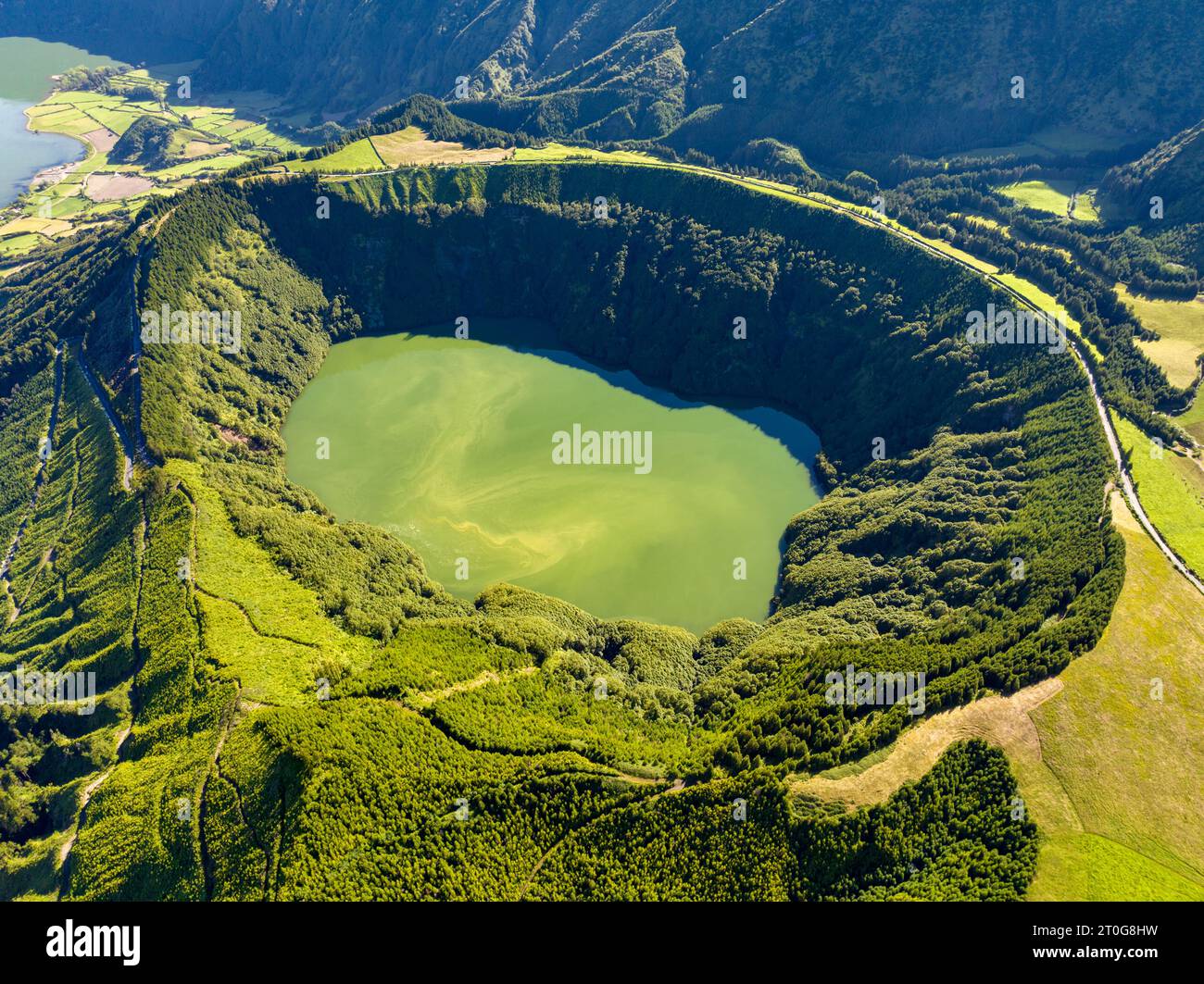 Der Blick vom Miradouro da Vista do Rei Aussichtspunkt über die Seen von Sete Cidades auf der Insel Sao Miguel auf den Azoren, Portugal Stockfoto