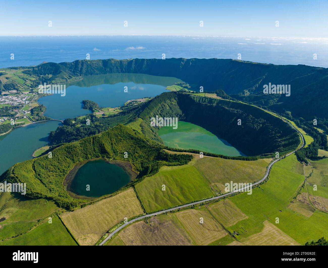 Der Blick vom Miradouro da Vista do Rei Aussichtspunkt über die Seen von Sete Cidades auf der Insel Sao Miguel auf den Azoren, Portugal Stockfoto