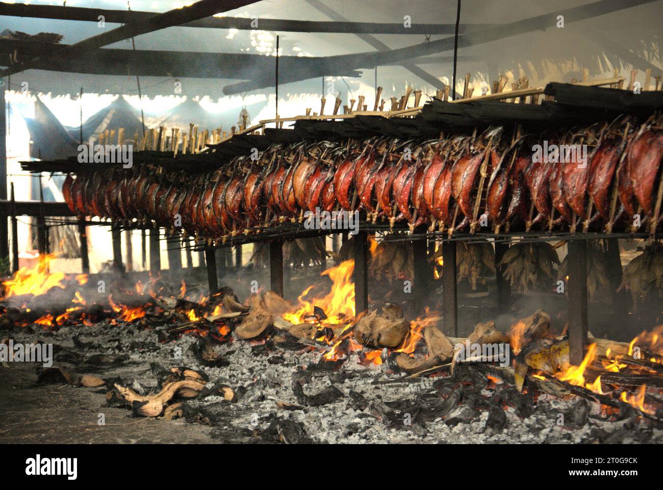 Eine geräucherte Fischproduktion, bei der Bonito-Thunfischfleisch in einer heimischen Industrie in Bitung, Nord-Sulawesi, Indonesien, verwendet wird. Der Beitrag der indigenen Bevölkerung zur technologischen Innovation bietet eine breite Palette von Optionen für die Bewältigung unter anderem der Ernährungssicherheit, so der Bericht des Zwischenstaatlichen Ausschusses für Klimaänderungen (IPCC) aus dem Jahr 2023. Der im Volksmund als Cakalang Fufu bekannte geräucherte Thunfisch gilt als exotisches einheimisches Essen, ein Teil der Produktion von Bonito-Thunfischen, die eine der wichtigsten wirtschaftlichen Aktivitäten in Bitung City ist, einem der äußeren Ringe Indonesiens... Stockfoto