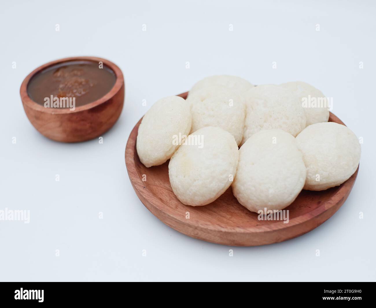 Kue cimplo ist ein traditionelles indonesisches Essen, das normalerweise mit braunem Zucker und einer Prise Kokos gegessen wird Stockfoto