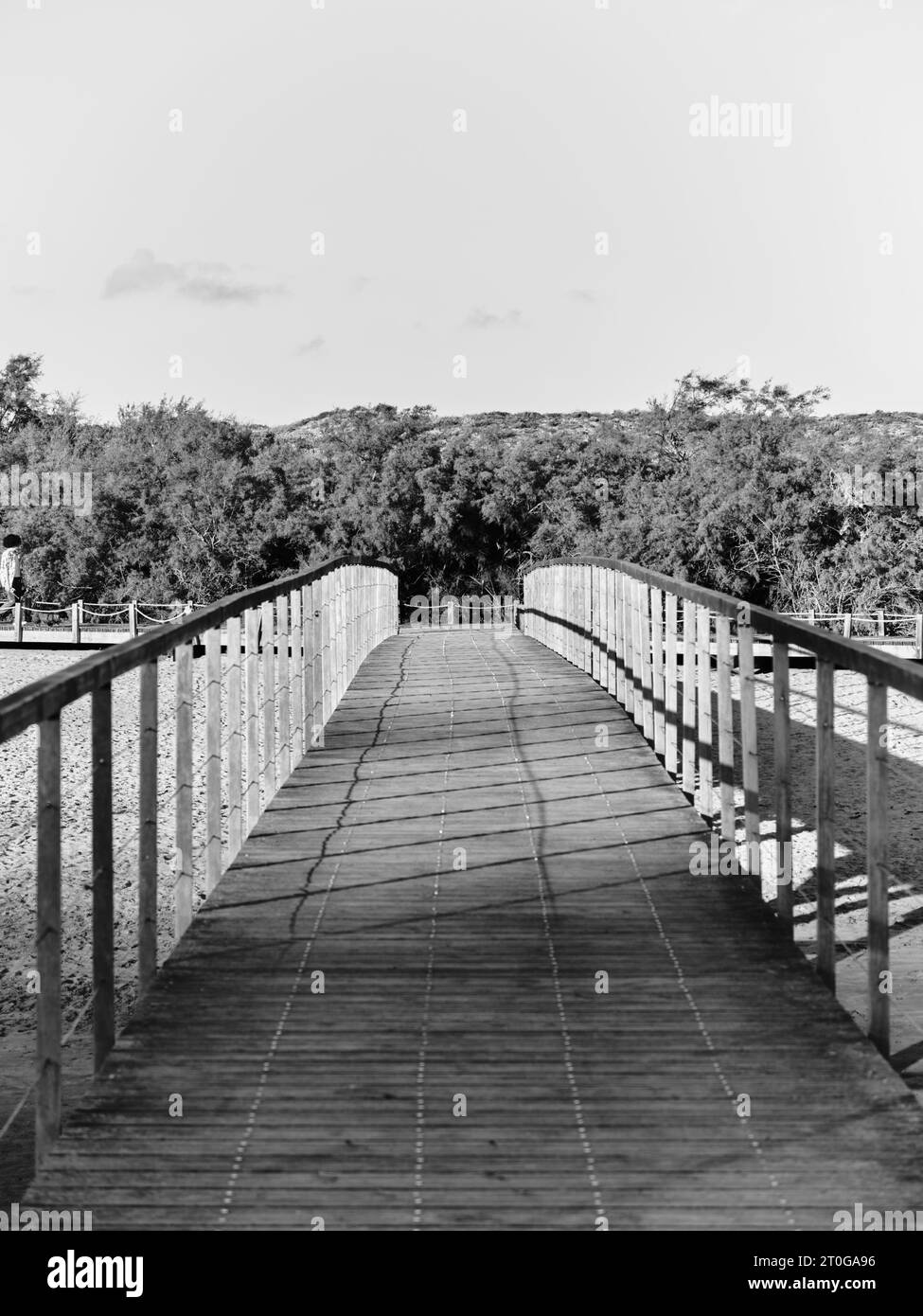 Promenade über den Fluss in Salir do Porto, Portugal Stockfoto