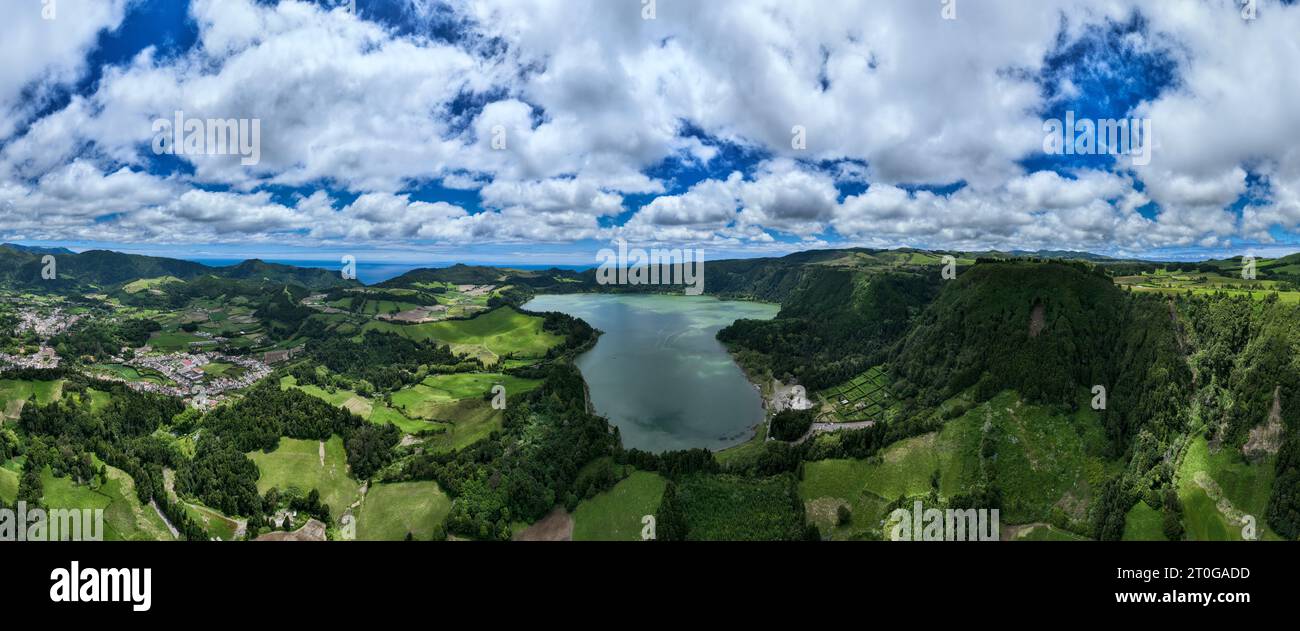 Luftaufnahme von Lagoa das Furnas auf der Azoreninsel Sao Miguel, Azoren, Portugal. Furnassee (Lagoa das Furnas) auf Sao Miguel, Azoren, P Stockfoto