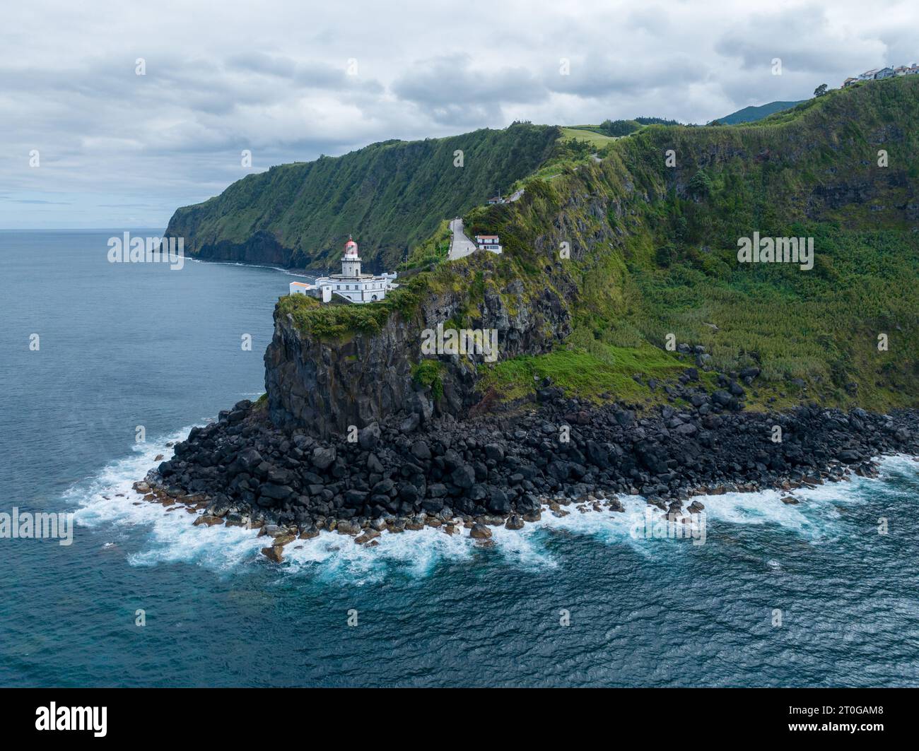 Farol do Arnel ist ein anmutiger Leuchtturm auf der Insel Sao Miguel auf den Azoren, der Seeleute mit seiner leuchtenden Präsenz und maritimen Geschichte begleitet Stockfoto