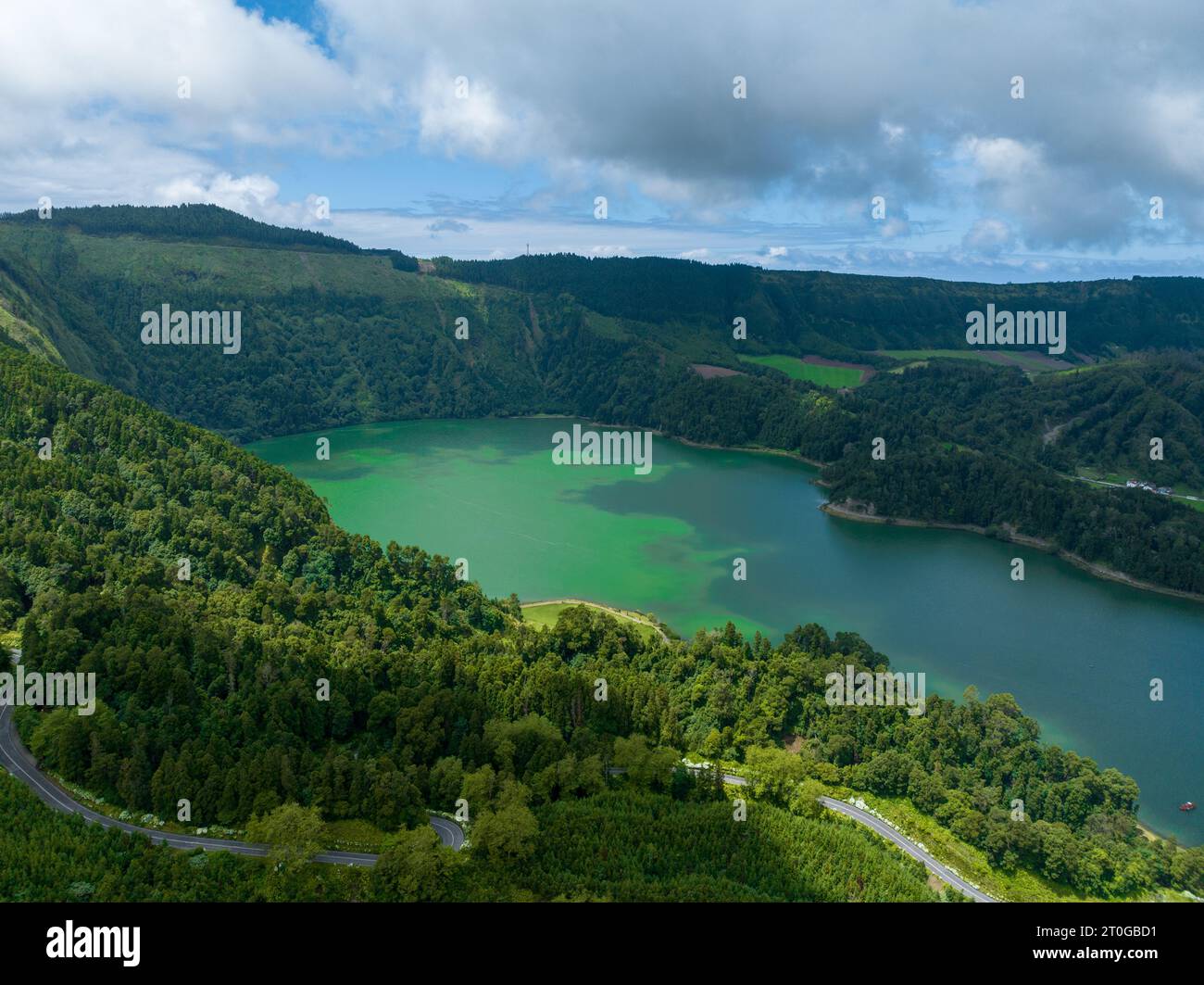 Berglandschaft mit Wanderweg und Blick auf die wunderschönen Seen Ponta Delgada, Sao Miguel Island, Azoren, Portugal Stockfoto