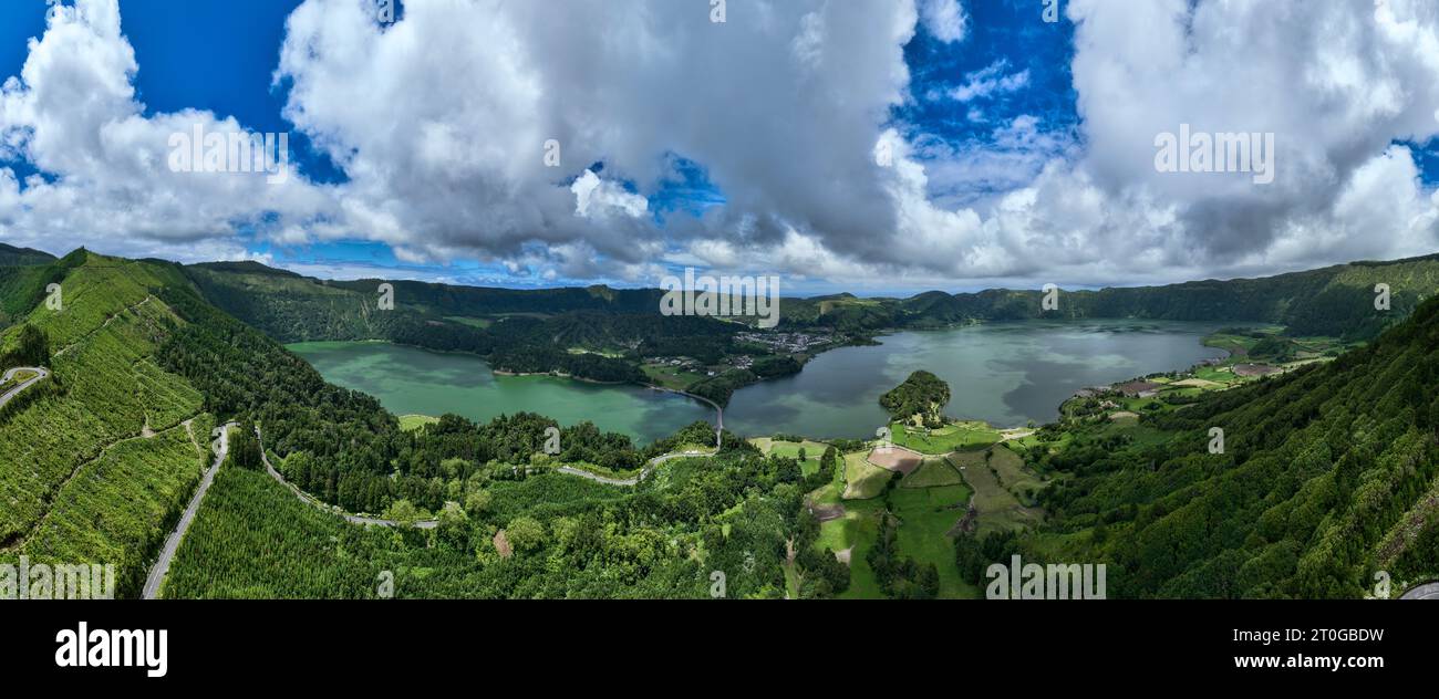 Berglandschaft mit Wanderweg und Blick auf die wunderschönen Seen Ponta Delgada, Sao Miguel Island, Azoren, Portugal Stockfoto