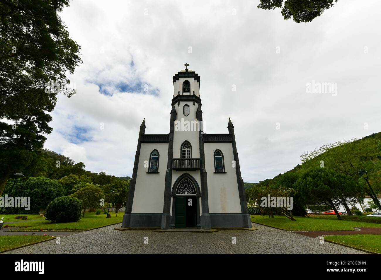 Boulevard der Kirche Igreja de Sao Nicolau in Sete Cidades, Insel Sao Miguel, Azoren, Portugal. Stockfoto