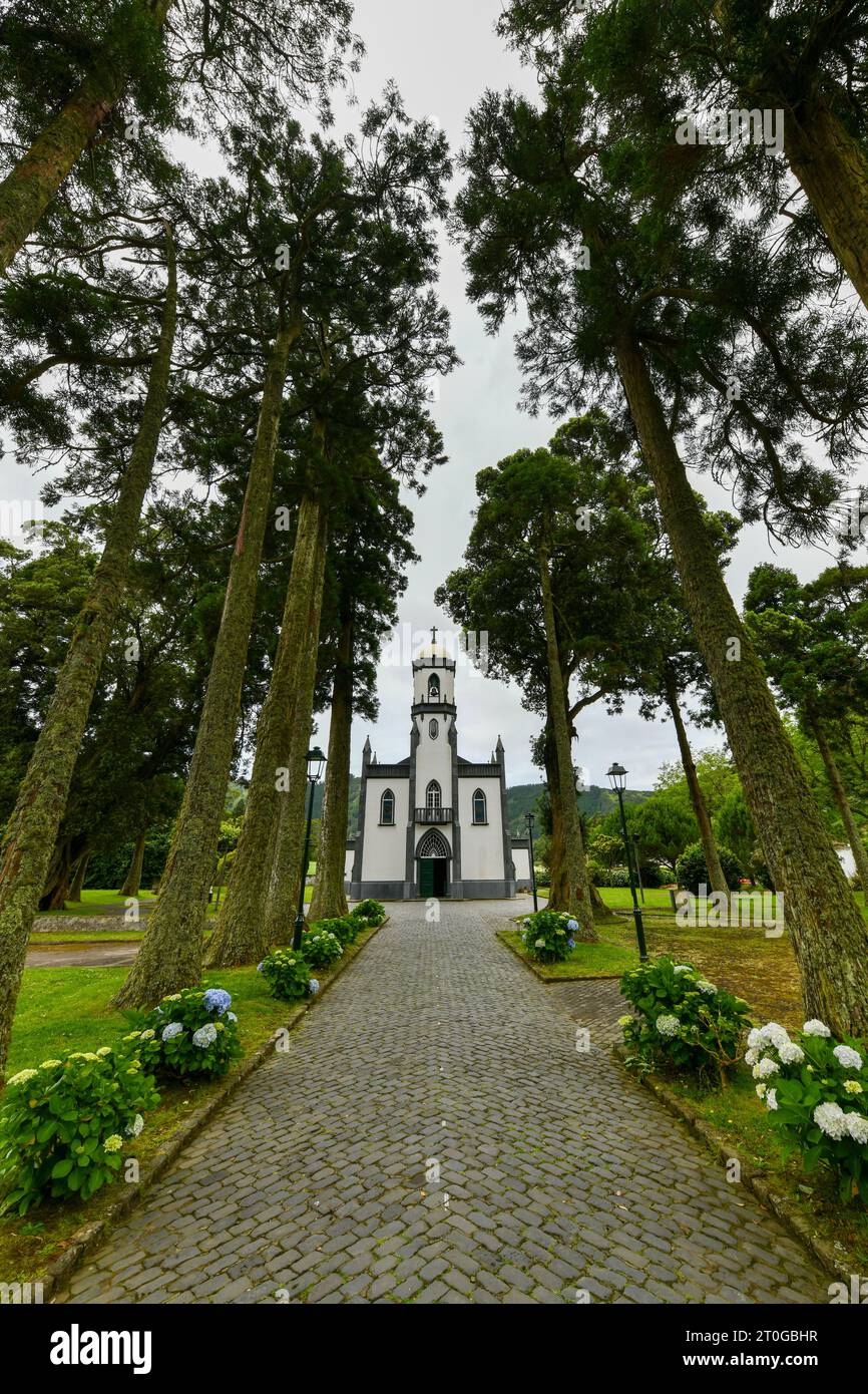 Boulevard der Kirche Igreja de Sao Nicolau in Sete Cidades, Insel Sao Miguel, Azoren, Portugal. Stockfoto