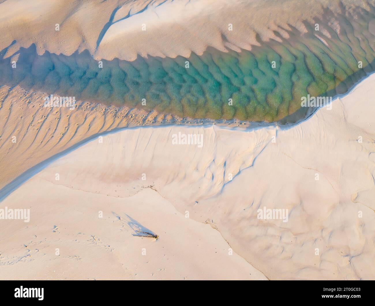 Luftaufnahme abstrakter Wellen und Muster in Sandbänken bei Nambucca Heads, New South Wales, Australien Stockfoto
