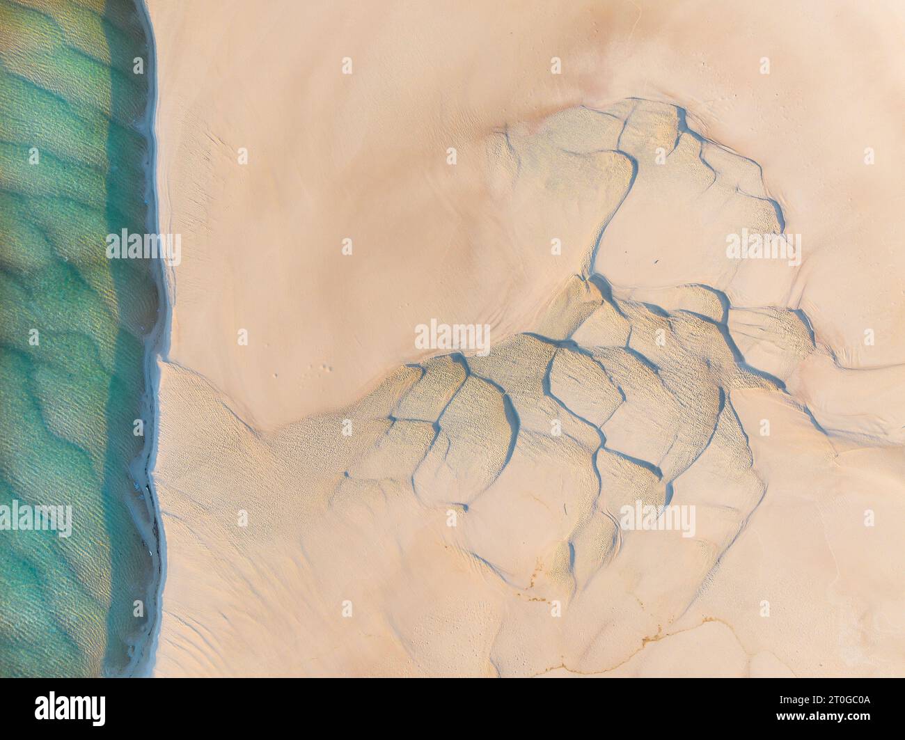 Luftaufnahme abstrakter Wellen und Muster in Sandbänken bei Nambucca Heads, New South Wales, Australien Stockfoto