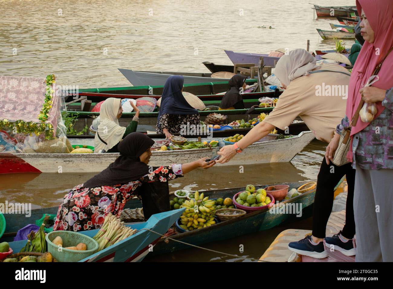 Banjarmasin, Indonesien, 24. September 2023: Schwimmende Markthändler auf Booten, Verkauf in Siring, Banjarmasin City, Sonntagmorgen Stockfoto