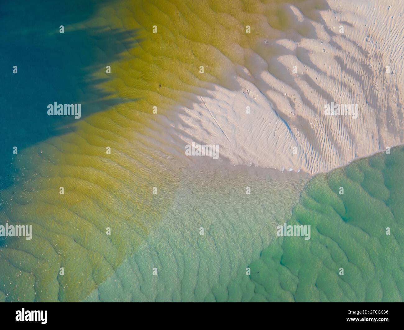 Luftaufnahme abstrakter Wellen und Muster in Sandbänken bei Nambucca Heads, New South Wales, Australien Stockfoto